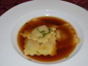 Waldpilzconsommé mit Ricotta-Walnuss-Ravioli - Rezept