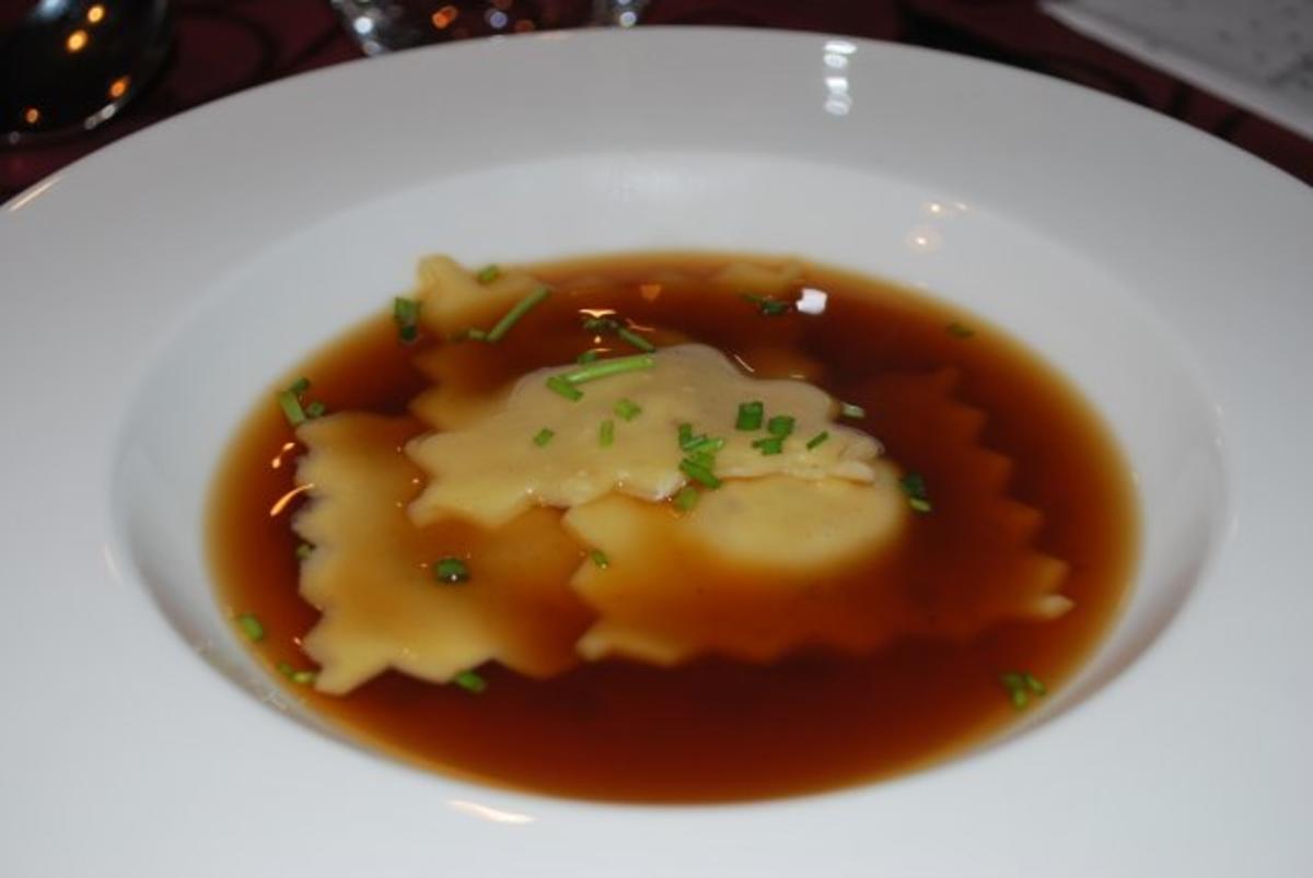 Waldpilzconsommé mit Ricotta-Walnuss-Ravioli - Rezept - Bild Nr. 2