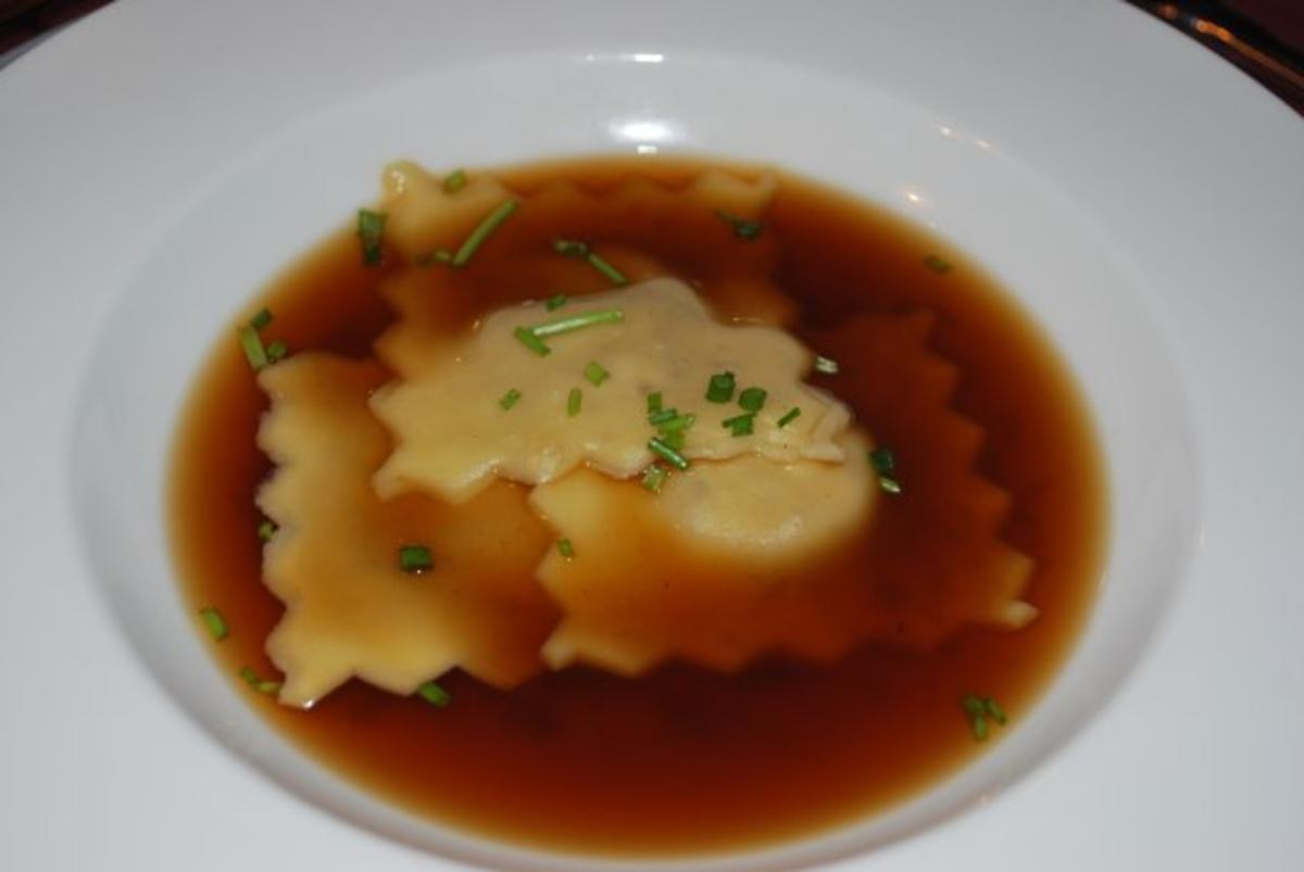 Waldpilzconsommé mit Ricotta-Walnuss-Ravioli - Rezept - Bild Nr. 3