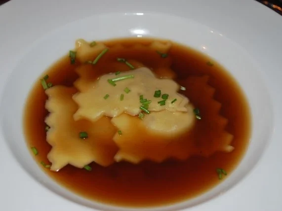Waldpilzconsommé mit Ricotta-Walnuss-Ravioli - Rezept - Bild Nr. 3