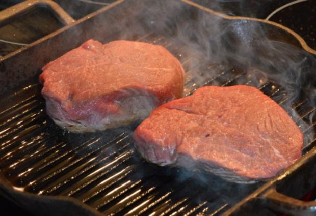 Filetsteak vom Angus-Rind mit Preiselbeersoße - Rezept - kochbar.de