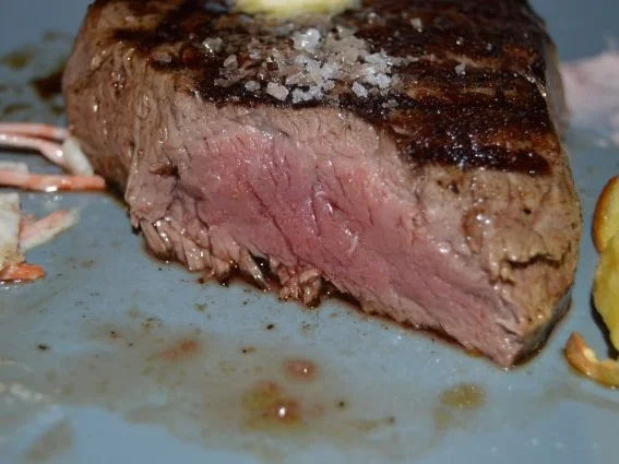 Filetsteak vom Angus-Rind mit Preiselbeersoße - Rezept - Bild Nr. 3