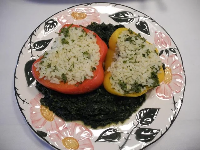 Veggi´s Weihnachtsessen : Gefüllte Paprikahälften auf Blattspinat - Rezept