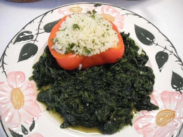 Veggi´s Weihnachtsessen : Gefüllte Paprikahälften auf Blattspinat - Rezept - Bild Nr. 2
