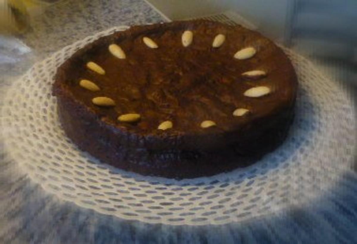 Schokoladen-Mandel-Kuchen mit Vanillesauce - Rezept - Bild Nr. 2