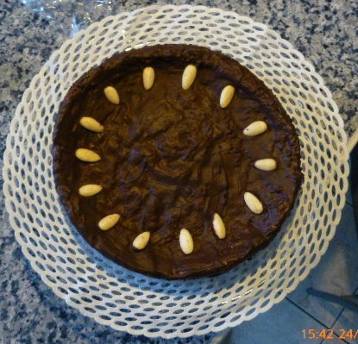 Schokoladen-Mandel-Kuchen mit Vanillesauce - Rezept - Bild Nr. 3