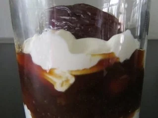 Rezept: Datteln in Gewürzkaffe mit Limetten-Joghurt Datteln in Gewürzkaffe mit Limetten-Joghurt - Rezept