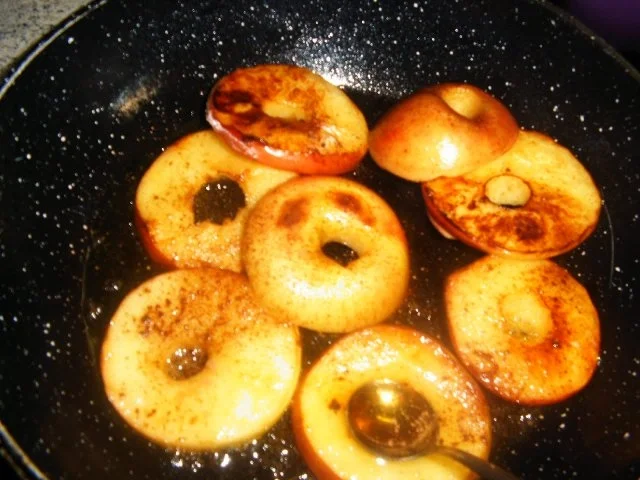 Rezept: Knusprige Apfelringe mit Marzipansahne Bild Nr. 5 Knusprige Apfelringe mit Marzipansahne - Rezept - Bild Nr. 5