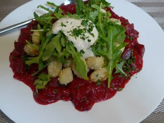 Rote Bete - Ragout mit Sesam-Gnocchis und Rucola-Blättern mit Zitronen-Avocado-Vinegrette - Rezept