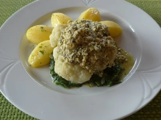 Rezept: Blumenkohl unter einer Kräuter - Nusshaube mit Oleolux* auf Spinat dazu Kartoffeln Blumenkohl unter einer Kräuter - Nusshaube mit Oleolux* auf Spinat dazu Kartoffeln - Rezept
