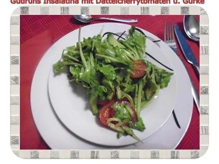 Salat: Insalatina mit Dattelcherrytomaten und Gurke in Honig-Senf-Orangendressing - Rezept