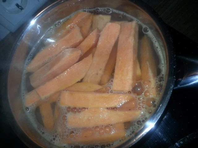 Rezept: Lachsfilet unter der Haube mit Süßkartoffelpommes an Kräutersahnesoße Bild Nr. 6 Lachsfilet unter der Haube mit Süßkartoffelpommes an Kräutersahnesoße - Rezept - Bild Nr. 6