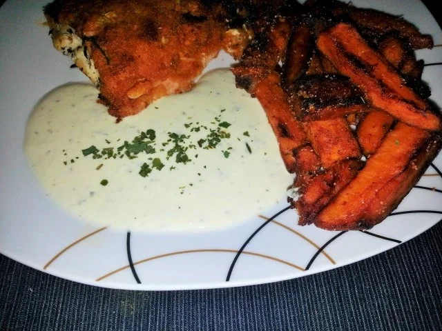 Rezept: Lachsfilet unter der Haube mit Süßkartoffelpommes an Kräutersahnesoße Bild Nr. 9 Lachsfilet unter der Haube mit Süßkartoffelpommes an Kräutersahnesoße - Rezept - Bild Nr. 9