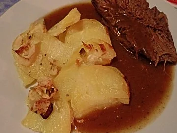 Hauptspeise: Zimt-Sauerbraten mit Pastinaken-Kartoffel-Cashew-Gratin - Rezept