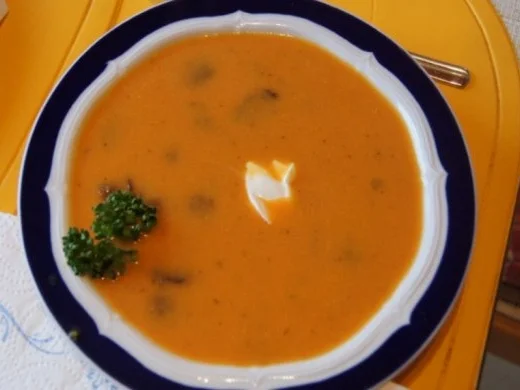 Paprikasuppe mit Kokosmilch und Nürnberger Rostbratwürstchen - Rezept