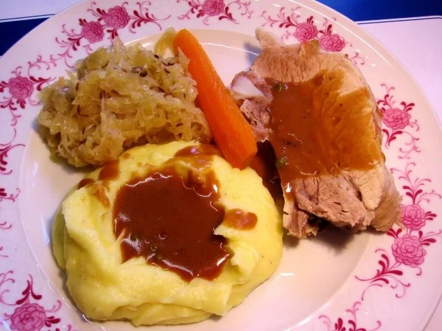 Rezept: Gekochte Rippchen mit Kraut und Püree Gekochte Rippchen mit Kraut und Püree - Rezept