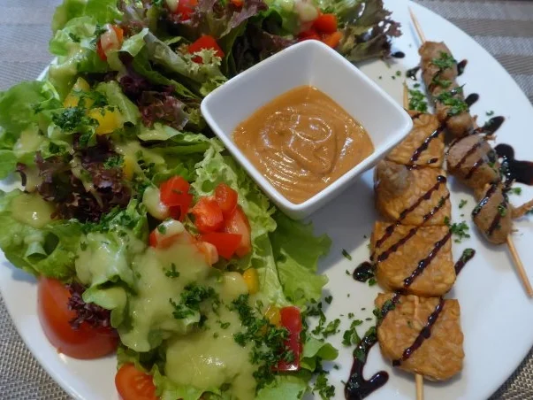 Marinierter Tempeh und Veggi Hähnchenspieß an gemischtem Salat dazu ein Erdnuss - Dip - Rezept