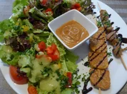 Marinierter Tempeh und Veggi Hähnchenspieß an gemischtem Salat dazu ein Erdnuss - Dip - Rezept