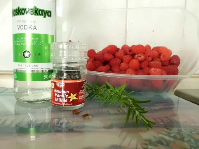 Rezept: Liköre: Himbeer-Rosmarin-Schnaps "Der rosaen Panter" Bild Nr. 2 Liköre: Himbeer-Rosmarin-Schnaps "Der rosaen Panter" - Rezept - Bild Nr. 2