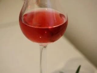 Rezept: Liköre: Himbeer-Rosmarin-Schnaps "Der rosaen Panter" Liköre: Himbeer-Rosmarin-Schnaps "Der rosaen Panter" - Rezept
