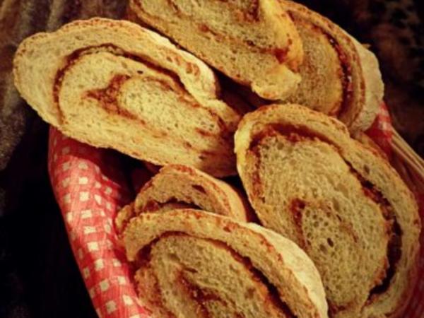 Brot: Baguette mit Röstzwiebeln und Schmelzkäse, Zubereitung mit dem ...