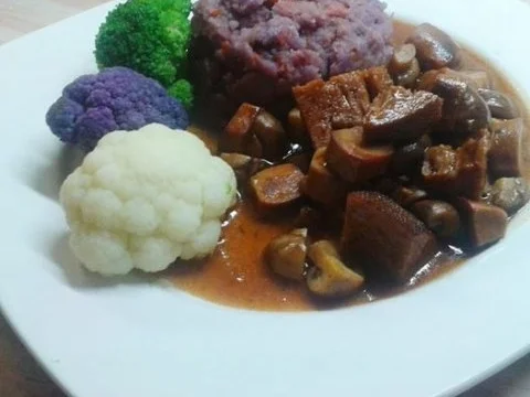 Rezept: Seitan-Pilz-Gulasch an lila Kartoffelbrei mit orangen Tupfen und bunten Röschen Seitan-Pilz-Gulasch an lila Kartoffelbrei mit orangen Tupfen und bunten Röschen - Rezept