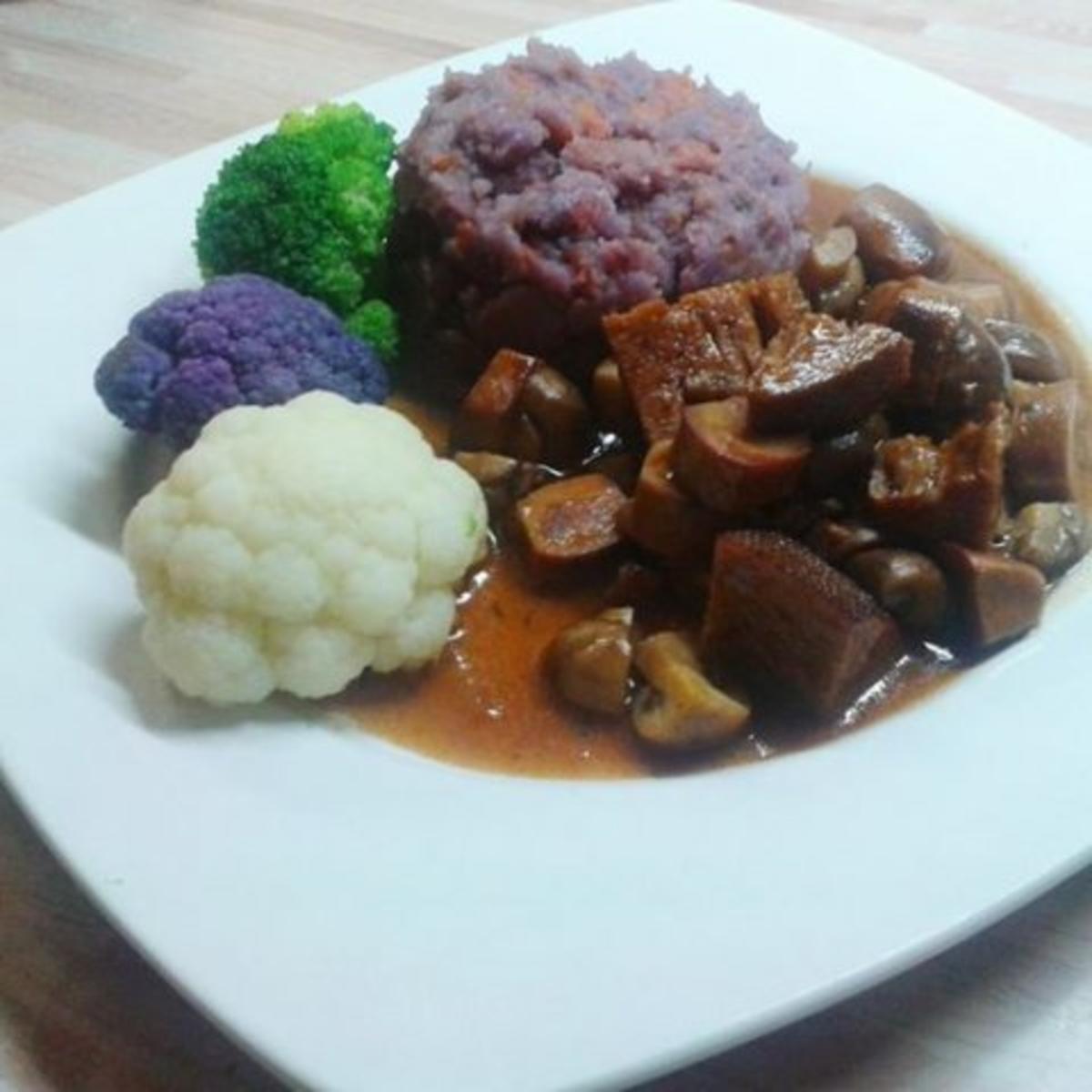 Seitan-Pilz-Gulasch an lila Kartoffelbrei mit orangen Tupfen und bunten
Röschen - Rezept Eingereicht von schneckenkind08