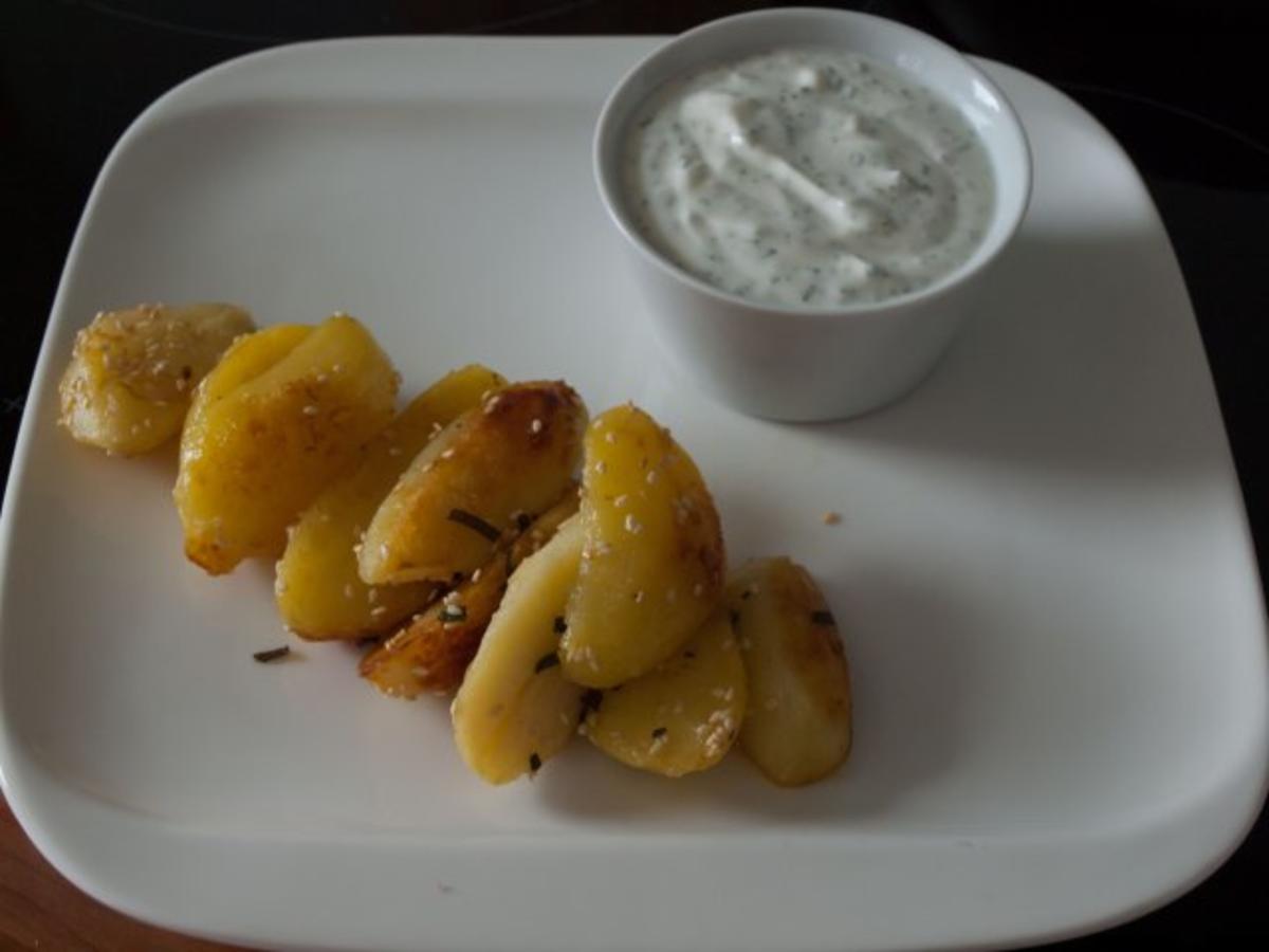 Kartoffeln Salbei-Sesam mit Kräuterdip - Rezept