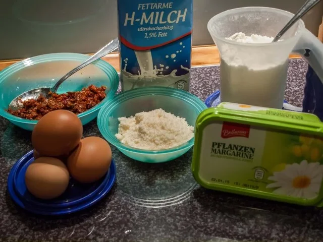 Rezept: Tomatenwaffeln mit Schmanddip Bild Nr. 2 Tomatenwaffeln mit Schmanddip - Rezept - Bild Nr. 2