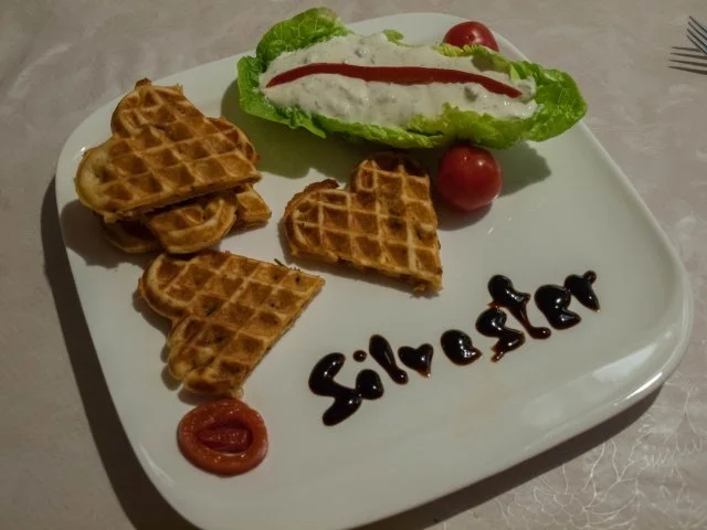 Rezept: Tomatenwaffeln mit Schmanddip Bild Nr. 5 Tomatenwaffeln mit Schmanddip - Rezept - Bild Nr. 5