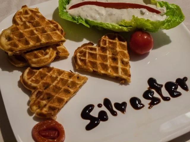 Rezept: Tomatenwaffeln mit Schmanddip Tomatenwaffeln mit Schmanddip - Rezept