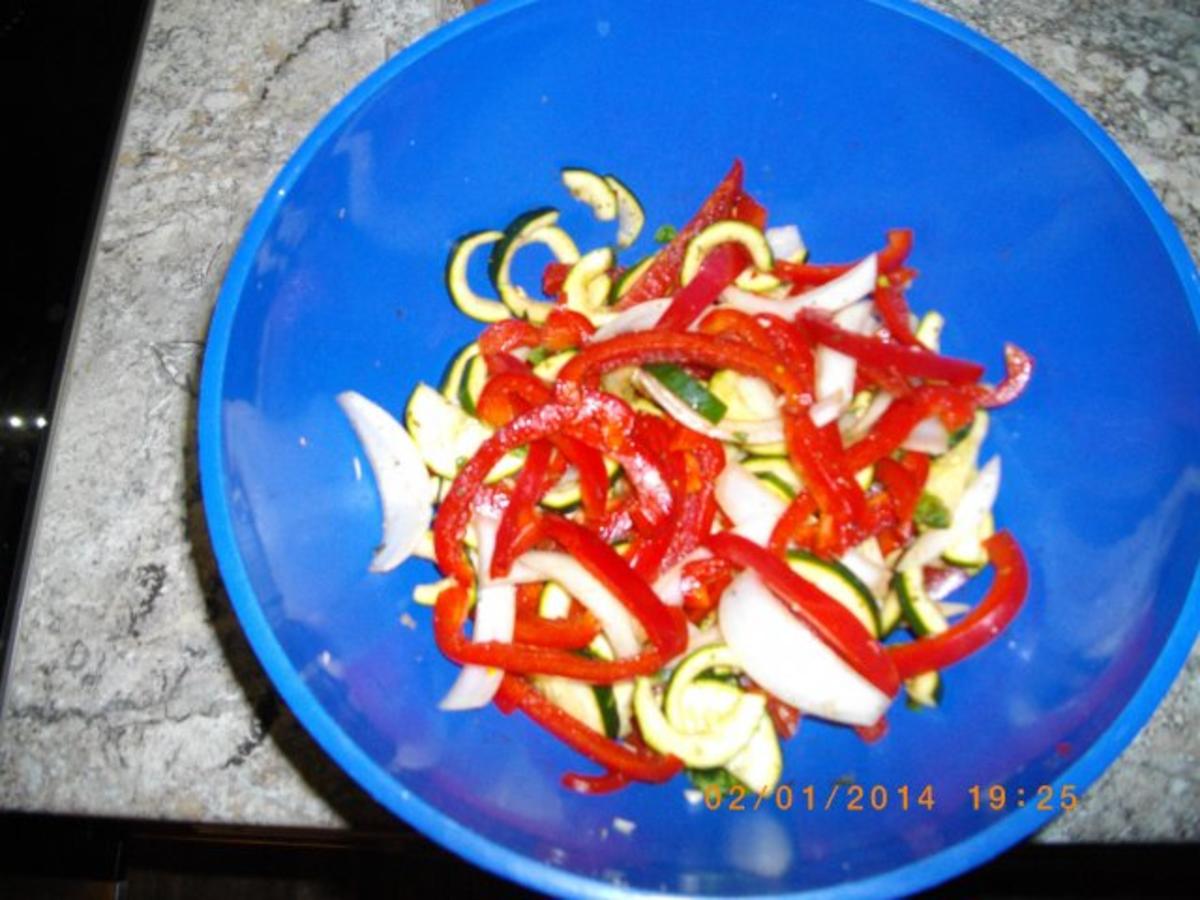 Hähnchenschlegel mit Ofenkartoffeln und Ofengemüse - Rezept - Bild Nr. 2