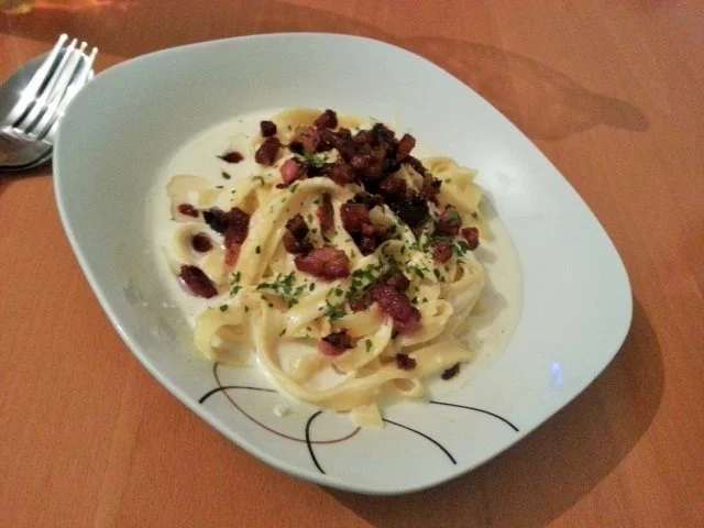 Tagliatelle in Sauce Bianco mit knusprigem Pancetta - Rezept