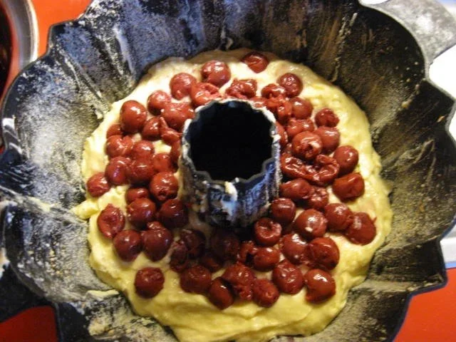 Rezept: Kirsch - Gugelhupf mit Marzipan Bild Nr. 9 Kirsch - Gugelhupf mit Marzipan - Rezept - Bild Nr. 9