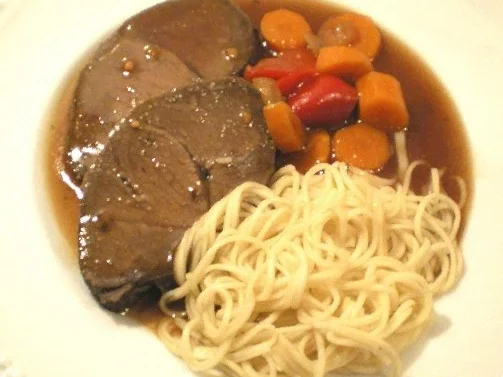 Hirschbraten asiatisch angehaucht mit  Chow Mien Nudeln - Rezept