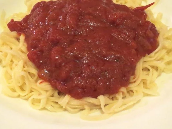 Kochen: Selbstgemachte Tagliatelle mit Tomatensauce - Rezept