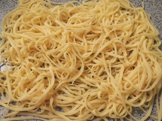 Kochen: Selbstgemachte Tagliatelle mit Tomatensauce - Rezept - Bild Nr. 4
