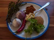 Hähnchenschenkel mariniert mit Sesam-Kartoffeln und Salat - Rezept