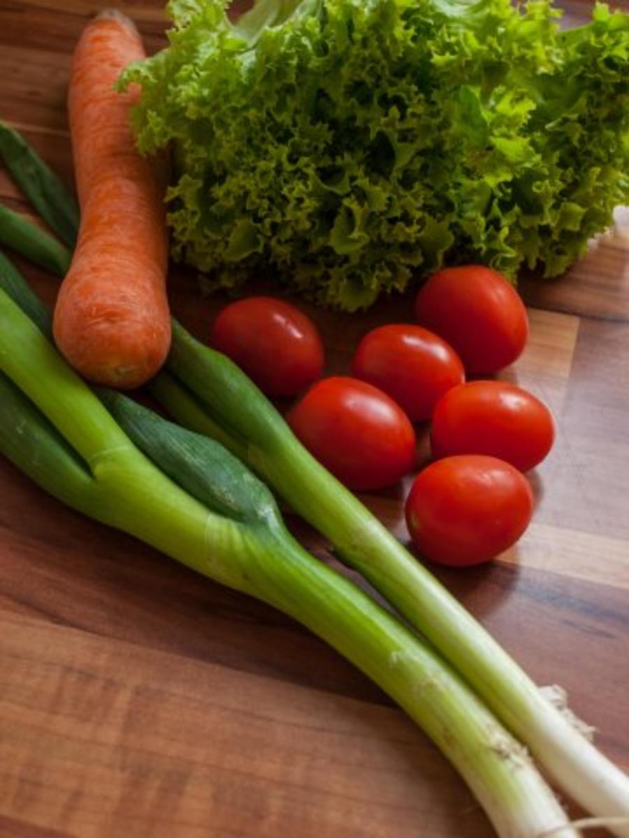 Hähnchenschenkel mariniert mit Sesam-Kartoffeln und Salat - Rezept - Bild Nr. 4