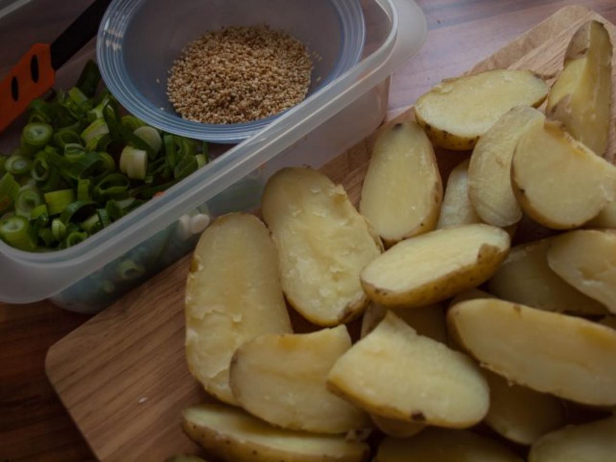 Hähnchenschenkel mariniert mit Sesam-Kartoffeln und Salat - Rezept - Bild Nr. 7