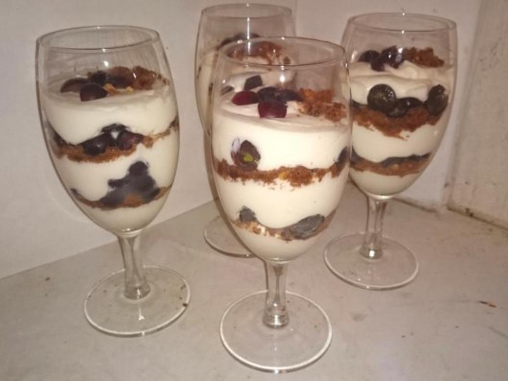 Schichtdessert mit Quark, Cookies und Weintrauben - Rezept - kochbar.de