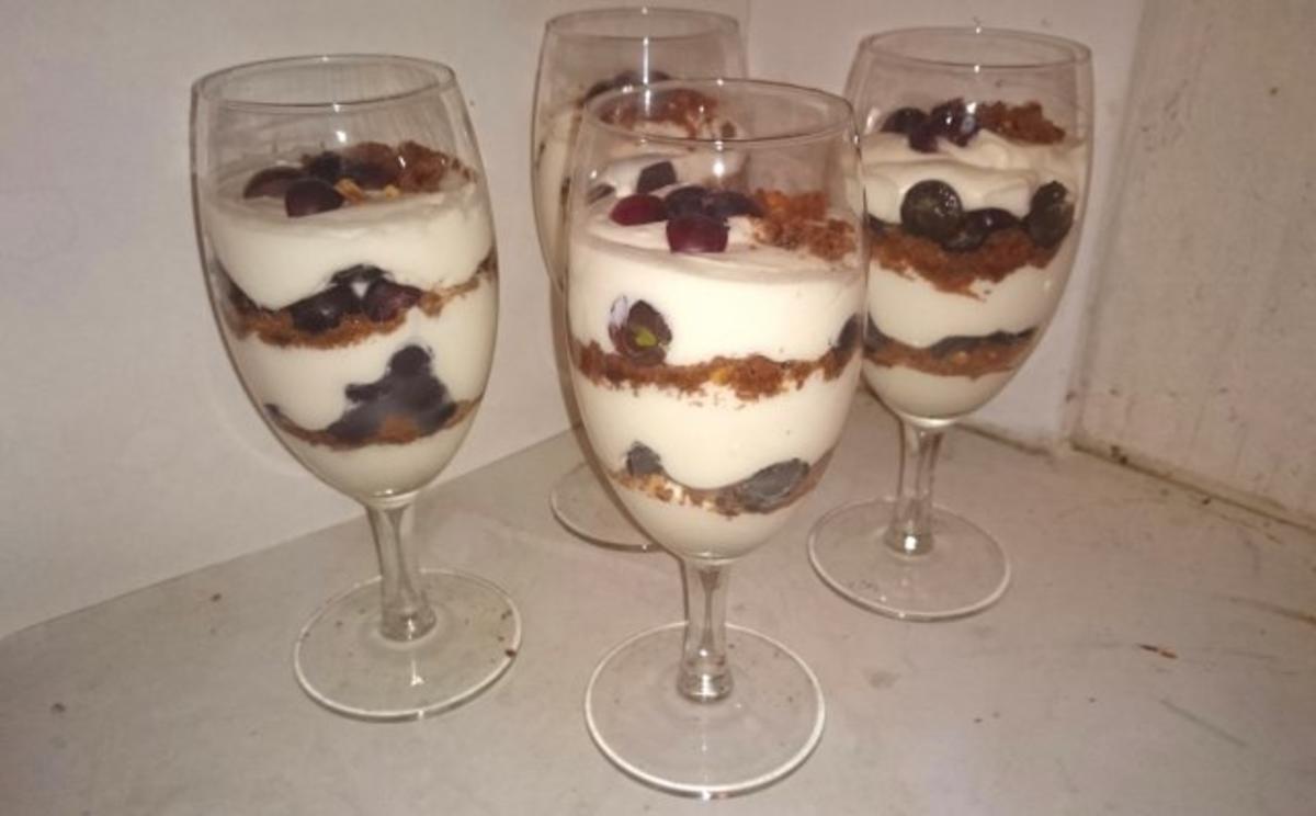 Bilder für Schichtdessert mit Quark, Cookies und Weintrauben - Rezept