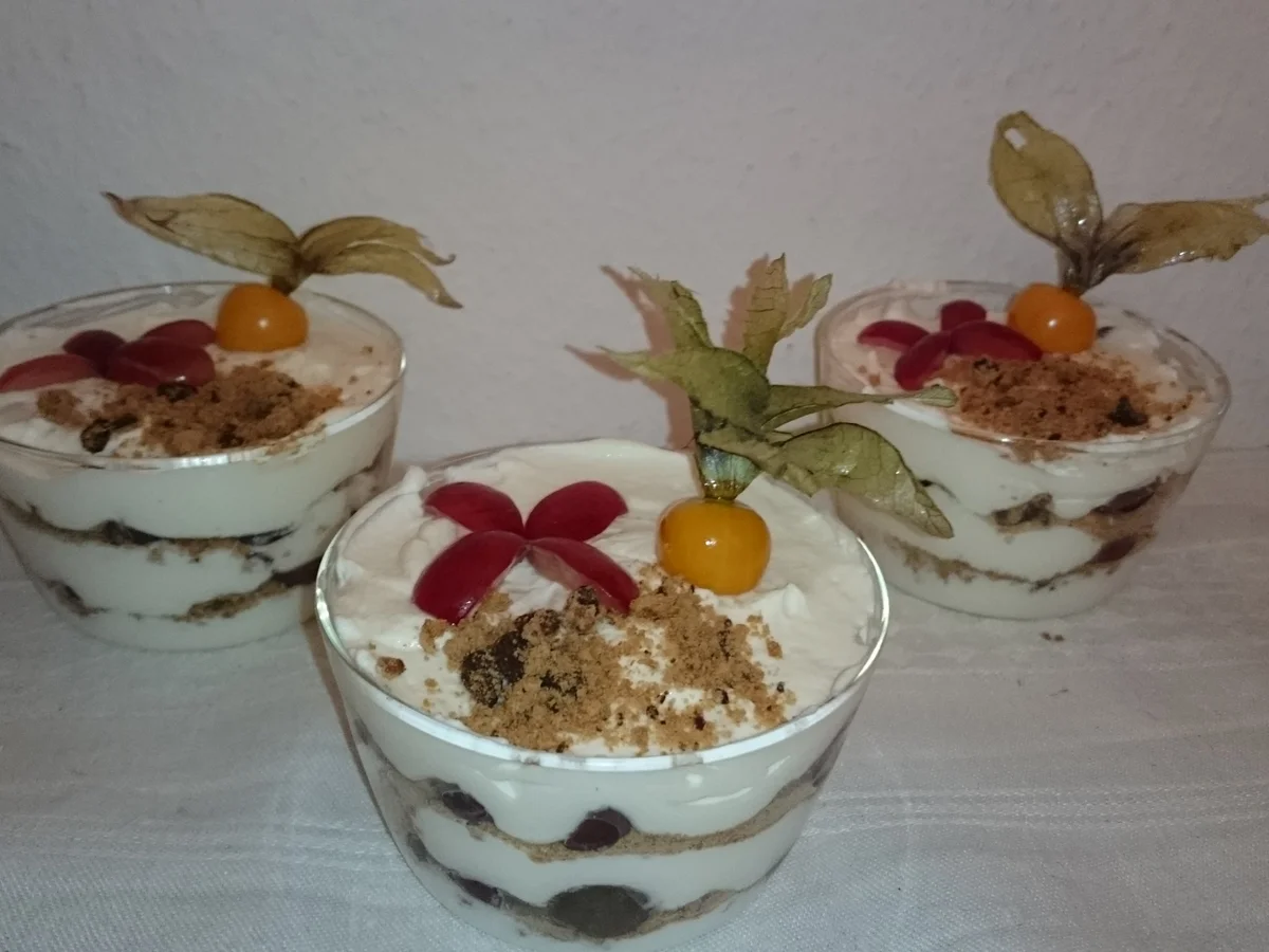 Schichtdessert mit Quark, Cookies und Weintrauben - Rezept - Bild Nr. 2