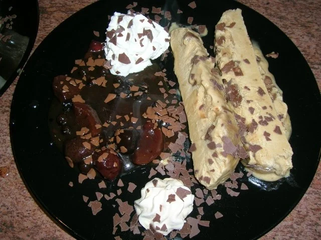 Rezept: Mokka-Parfait mit Nougat an Rumtopf-Kompott Mokka-Parfait mit Nougat an Rumtopf-Kompott - Rezept