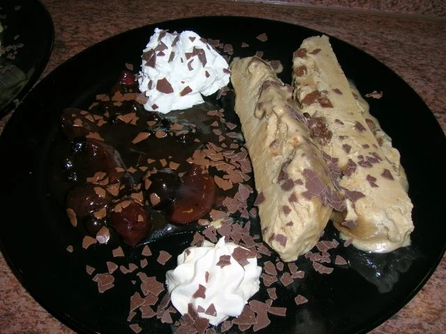 Rezept: Mokka-Parfait mit Nougat an Rumtopf-Kompott Bild Nr. 2 Mokka-Parfait mit Nougat an Rumtopf-Kompott - Rezept - Bild Nr. 2