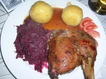 Braten von der Gans - 120 Grad Methode - an Portweinsauce mit Kohl und Klössen - Rezept - Bild Nr. 2