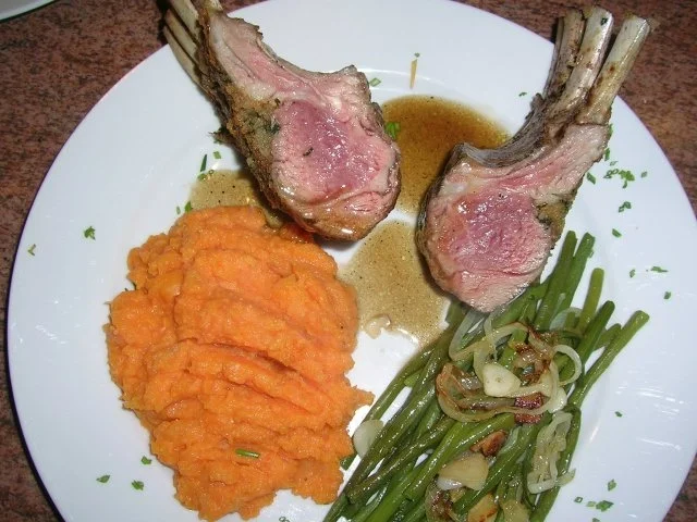 Lammkarree - überkrustet - mit Keniabohnen und Süßkartoffelpüree - Rezept