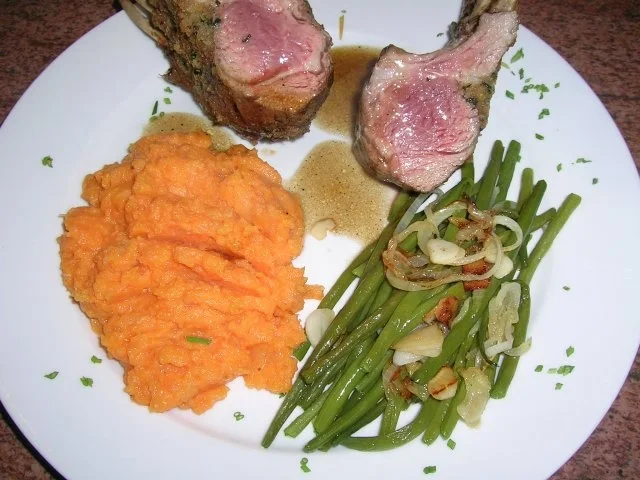 Lammkarree - überkrustet - mit Keniabohnen und Süßkartoffelpüree - Rezept - Bild Nr. 2