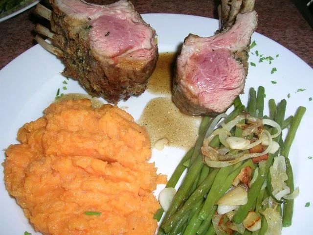 Lammkarree - überkrustet - mit Keniabohnen und Süßkartoffelpüree - Rezept - Bild Nr. 3