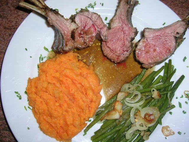 Lammkarree - überkrustet - mit Keniabohnen und Süßkartoffelpüree - Rezept - Bild Nr. 4